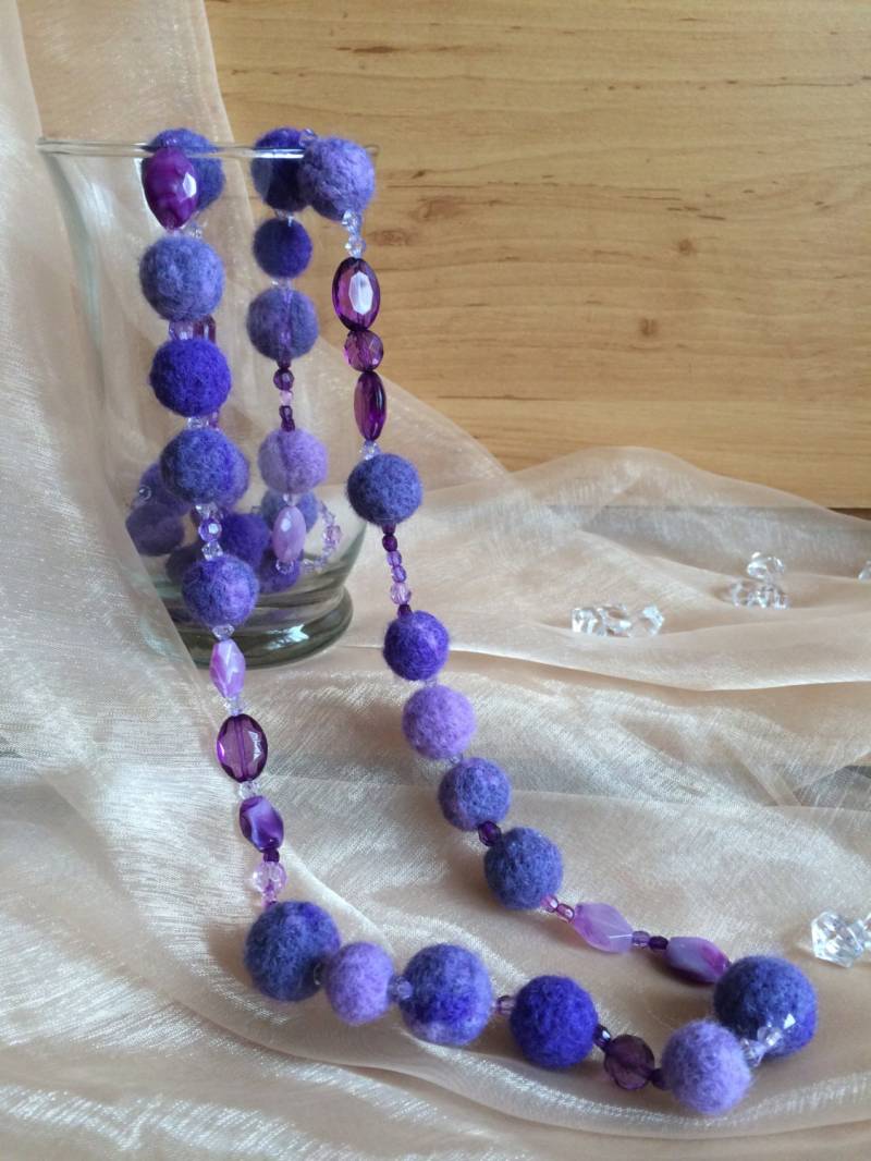 Lila Gefilzte Halskette, Handgemachte Winter Filz Accessoire, Wolle Frauen Schmuck, Geschenk Für Sie, Weihnachtsgeschenk von FlowerAllOverByMK