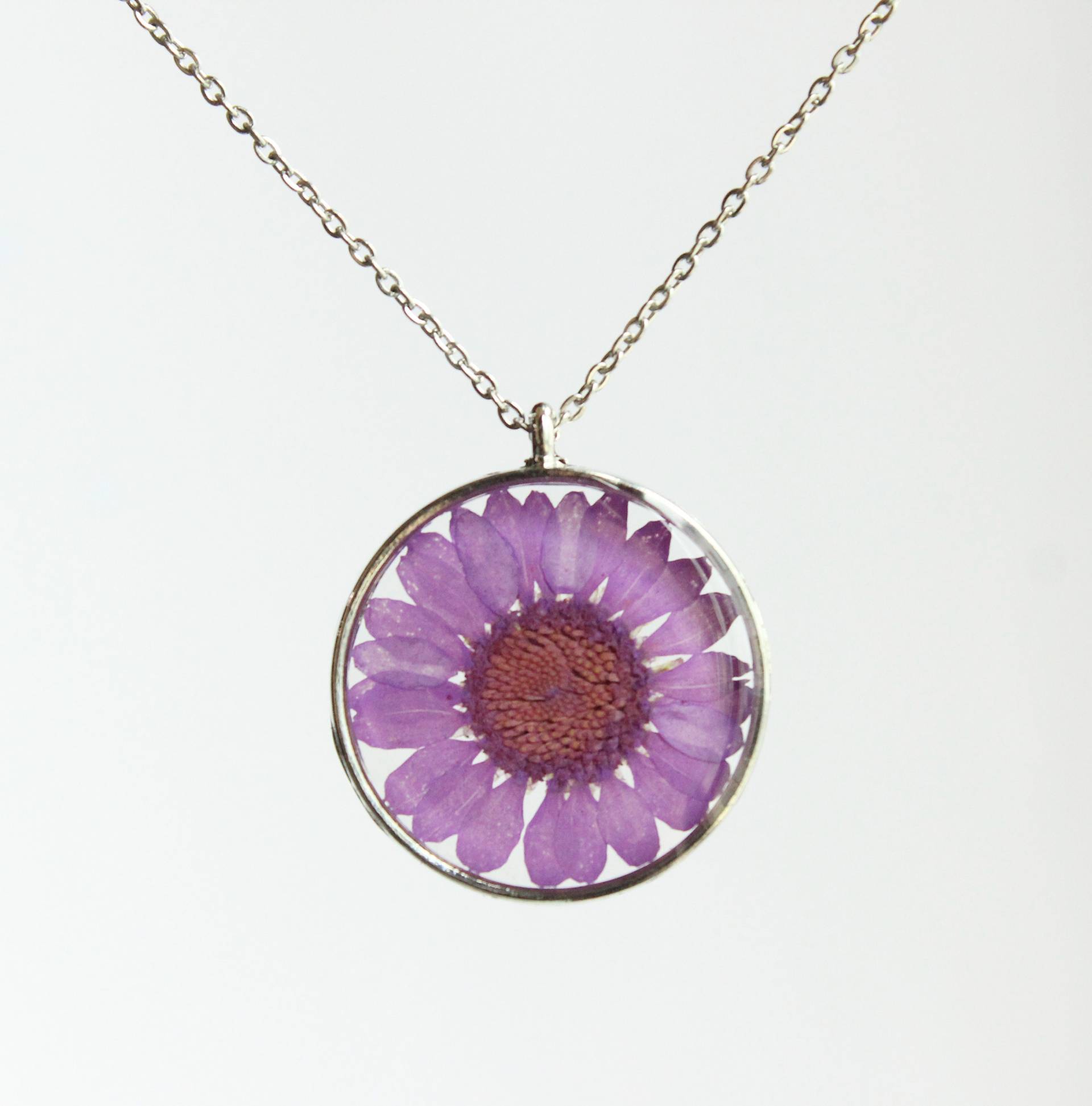 Handgemachte Lila Chrysantheme Gepresste Blume Rund Anhänger Halskette, Echte Getrocknete Harz Schmuck Handgemachte Lila Chrysantheme Gepresste Blume Rund Anhänger Halskette, Echte Getrocknete Harz Schmuck von FlowerBudOriginal