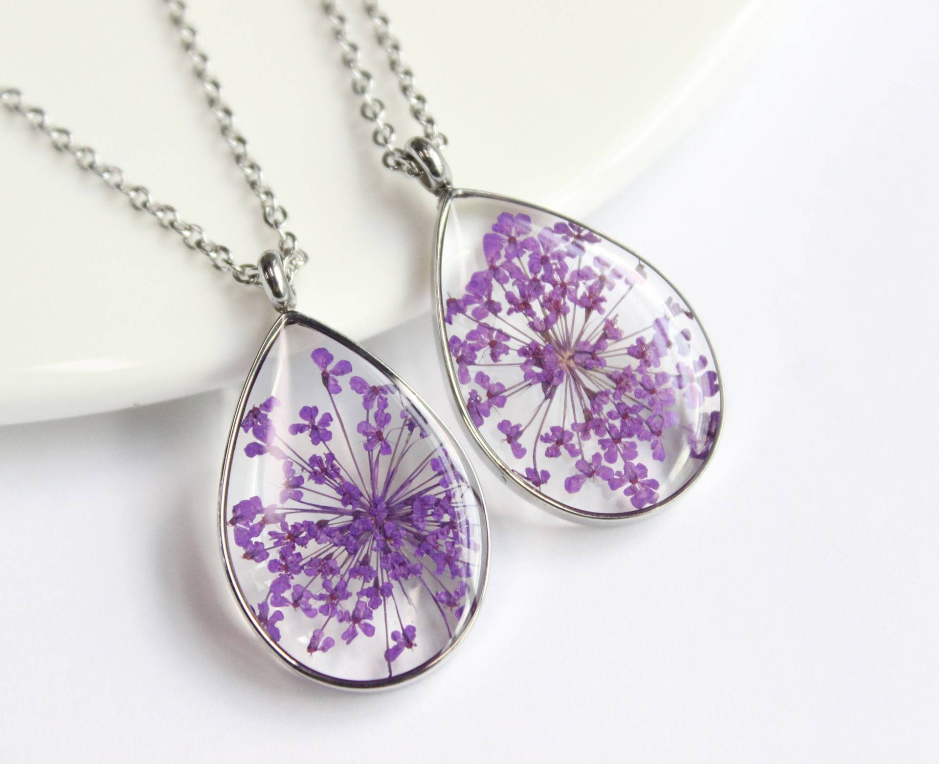 Handgemachte Lila Königin Anne Spitze Halskette, Echte Blume Anhänger, Gepresste Getrocknete Blumenschmuck Handgemachte Lila Königin Anne Spitze Halskette, Echte Blume Anhänger, Gepresste Getrocknete Blumenschmuck von FlowerBudOriginal