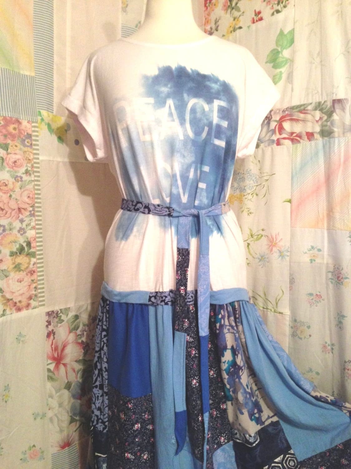 Großes, Kleid Up-Cycled Patchwork Kunstvoll Verändert Recycled Peace Love Hippie Blau Weiß Boho Bauern Ooak Langes Mit Naht Tasche Großes, Kleid Up-Cycled Patchwork Kunstvoll Verändert Recycled Peace Love Hippie Blau Weiß Boho Bauern Ooak Langes Mit Naht Tasche von FlowerChildToWoman