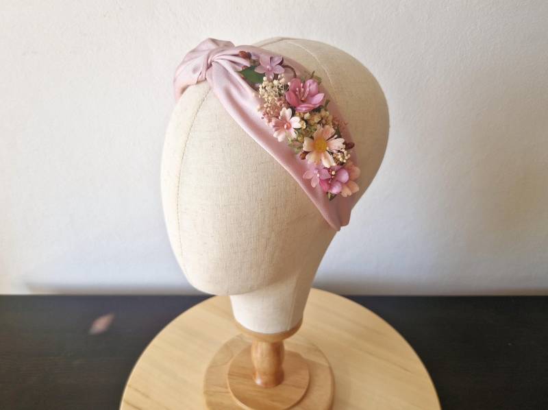 Twist Stirnband in Dusty Rose, Hochzeitsgäste Haarteil, Elegantes Rosa Blumen Für Frauen, Getrockneter Schleierkraut Kranz, Tocado De Flores von FlowerFeliz