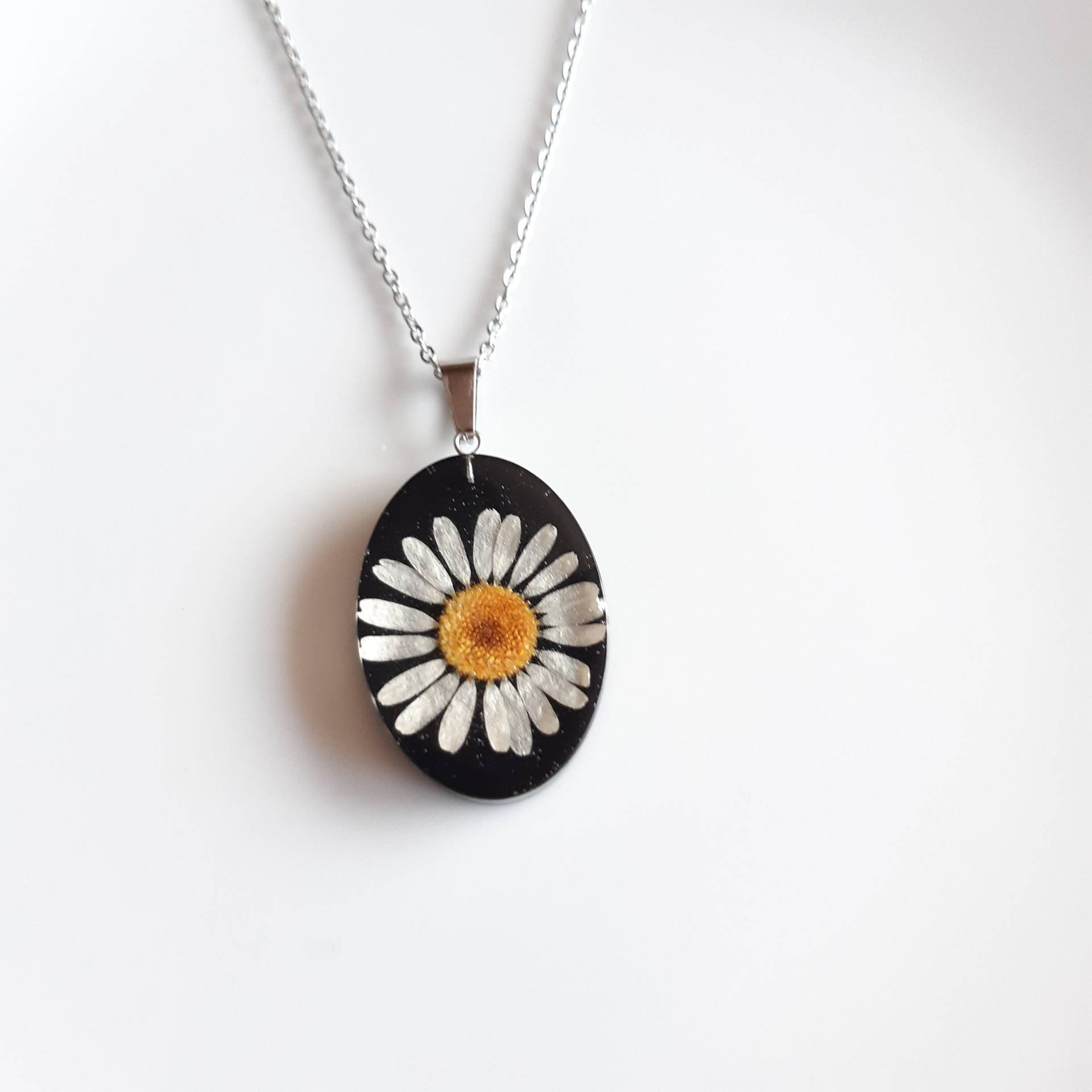 Daisy Anhänger, Blumen Blumenschmuck, Gepresste Blume Geschenk Für Sie, Schwarzer Weiße Blume, Billiges Geschenk, Boho Anhänger von FlowerJewelryGoods