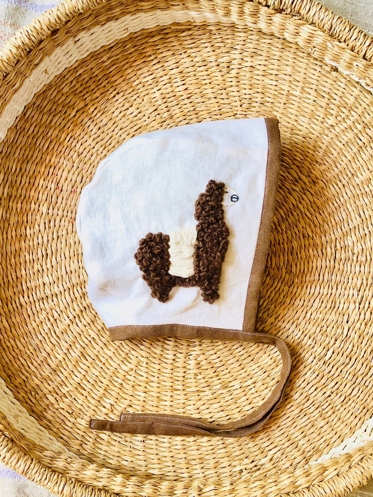 Bestickte Bettwäsche Umkehrbare Babyhaube von Flowerbonnets