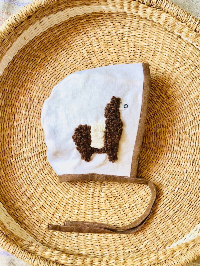 Bestickte Bettwäsche Umkehrbare Babyhaube von Flowerbonnets