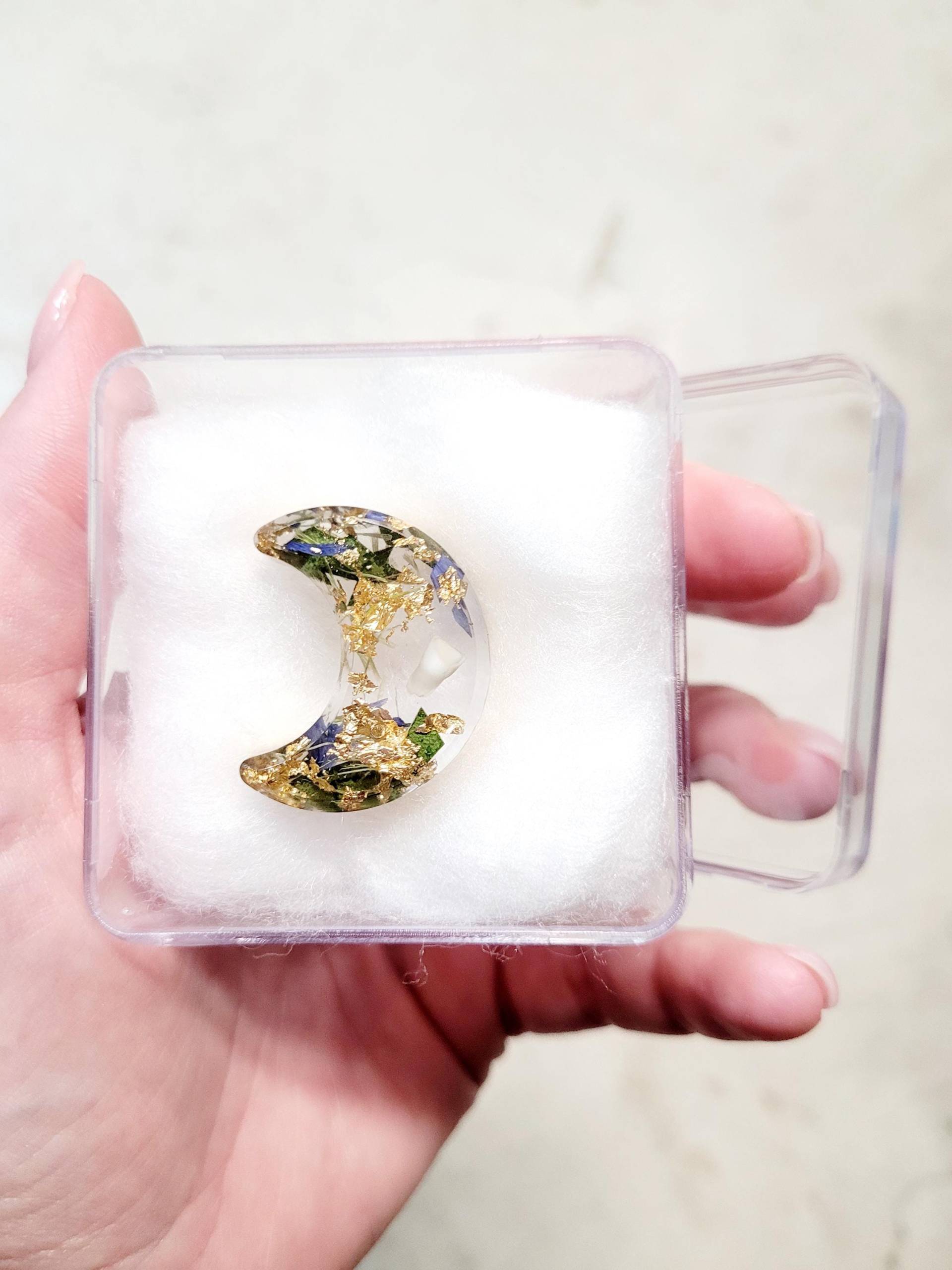 Milchzahn in Halbmond | Inklusive Transparenter Box, Andenken, Erinnerungsstück, Epoxidharz Mit Blüten Milchzahn in Halbmond | Inklusive Transparenter Box, Andenken, Erinnerungsstück, Epoxidharz Mit Blüten von FlowerfulArtShop