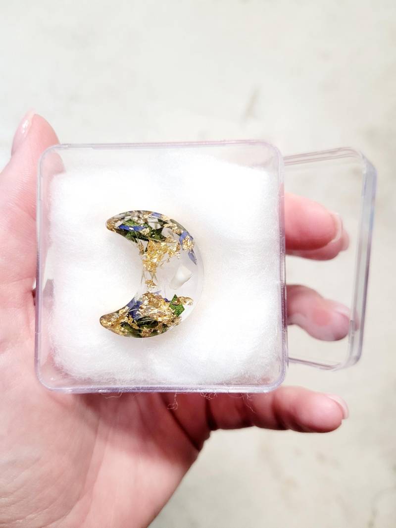 Milchzahn in Halbmond | Inklusive Transparenter Box, Andenken, Erinnerungsstück, Epoxidharz Mit Blüten Milchzahn in Halbmond | Inklusive Transparenter Box, Andenken, Erinnerungsstück, Epoxidharz Mit Blüten von FlowerfulArtShop