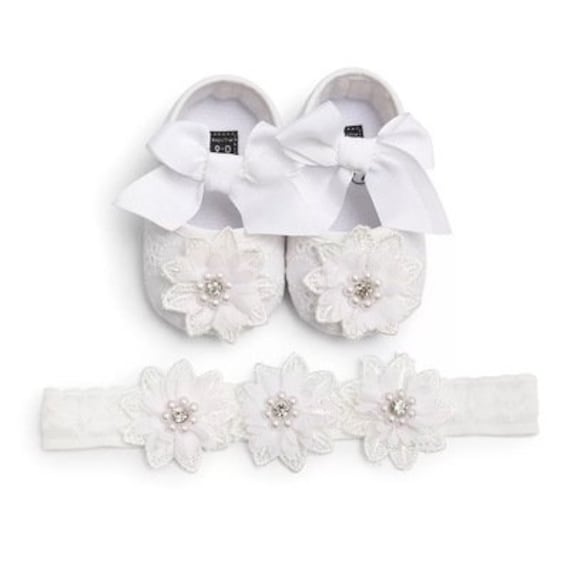 Baby Mädchen Schuhe Weiße Spitze Ribbow Niedliche Schleifen Mit Haarband/Stirnbänder Blumen Bling Strass Perlen Steine von Flowerlodge