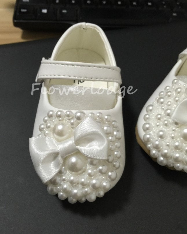 Baby-Schuhe, Schuhe Mädchen Spitzen Bogen Weissen Perlen Weichem Leder Schuhe-Chopper Baby Elfenbein Babyschuhe von Flowerlodge