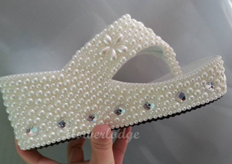 Benutzerdefinierte Flip Flops-3" Wedge Flops-Elfenbein Sandalen/Perle Steine Top Mit Blumen Sauber Liebe Form Strass-Made To Order von Flowerlodge