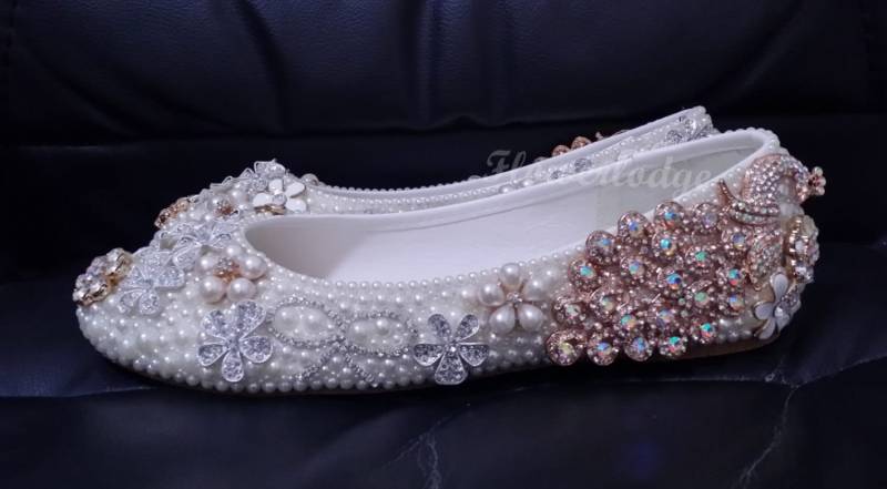 Einzigartige Frauen Flache Schuhe Elfenbein Perlmutt Strass Ballett Wohnungen Peacock Glitter Kristall Niedlich Bogen Blumen Handarbeit Um von Flowerlodge