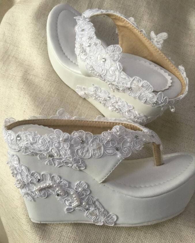 Weiße Spitze Flip Flops Strass Perle Perlen Keil Flops von Flowerlodge
