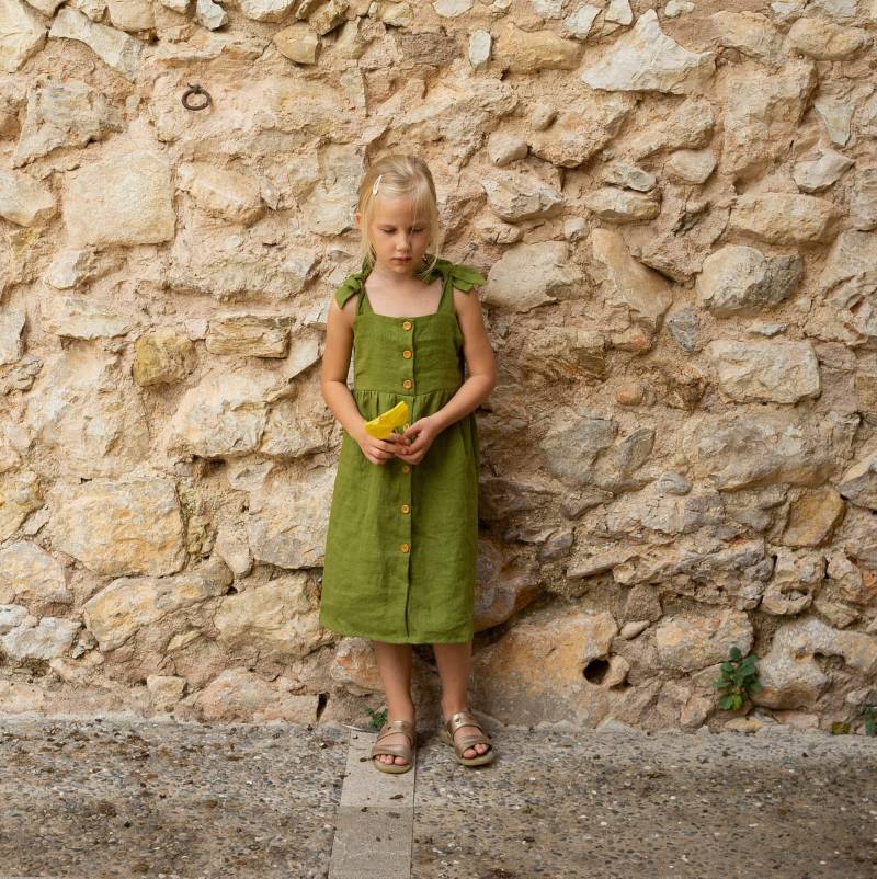 Mädchen-Leinenkleid, Sommer-Leinenkleid, Leinenkleid Mit Krawattenträgern, Kleid Schulterschleifenträgern, Knopfleiste Vorne, Leinen-Sonnenkleid von FlowermilkKids