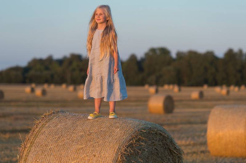Mädchen Sommerkleid Mit Rüschen - Ärmelloses Leinen Kinderkleid Kleinkind Für Strand Oder Alltagsoutfit von FlowermilkKids