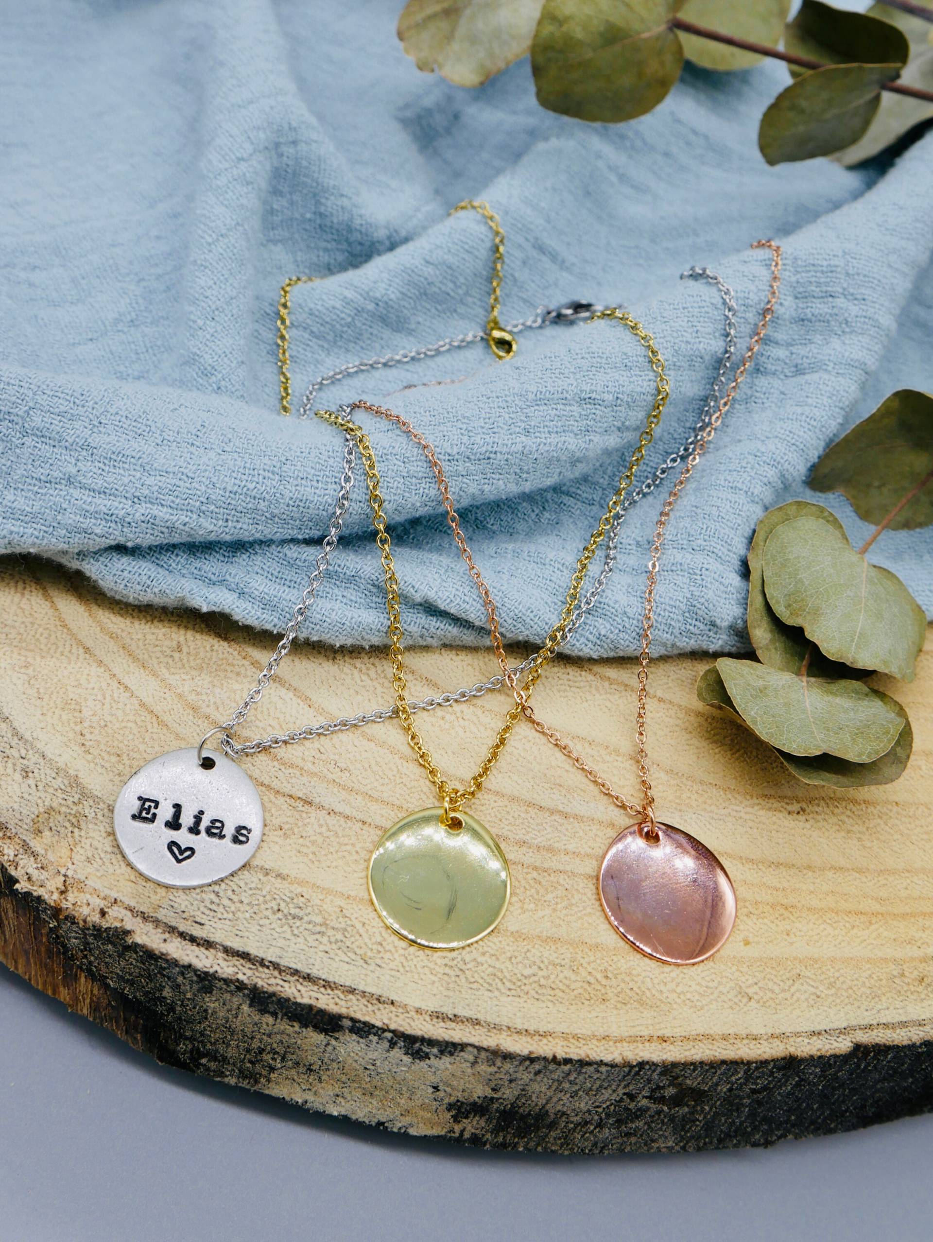 Kette Mit Personalisiertem Anhänger Kette Mit Personalisiertem Anhänger von FlowersAndDinosaurs