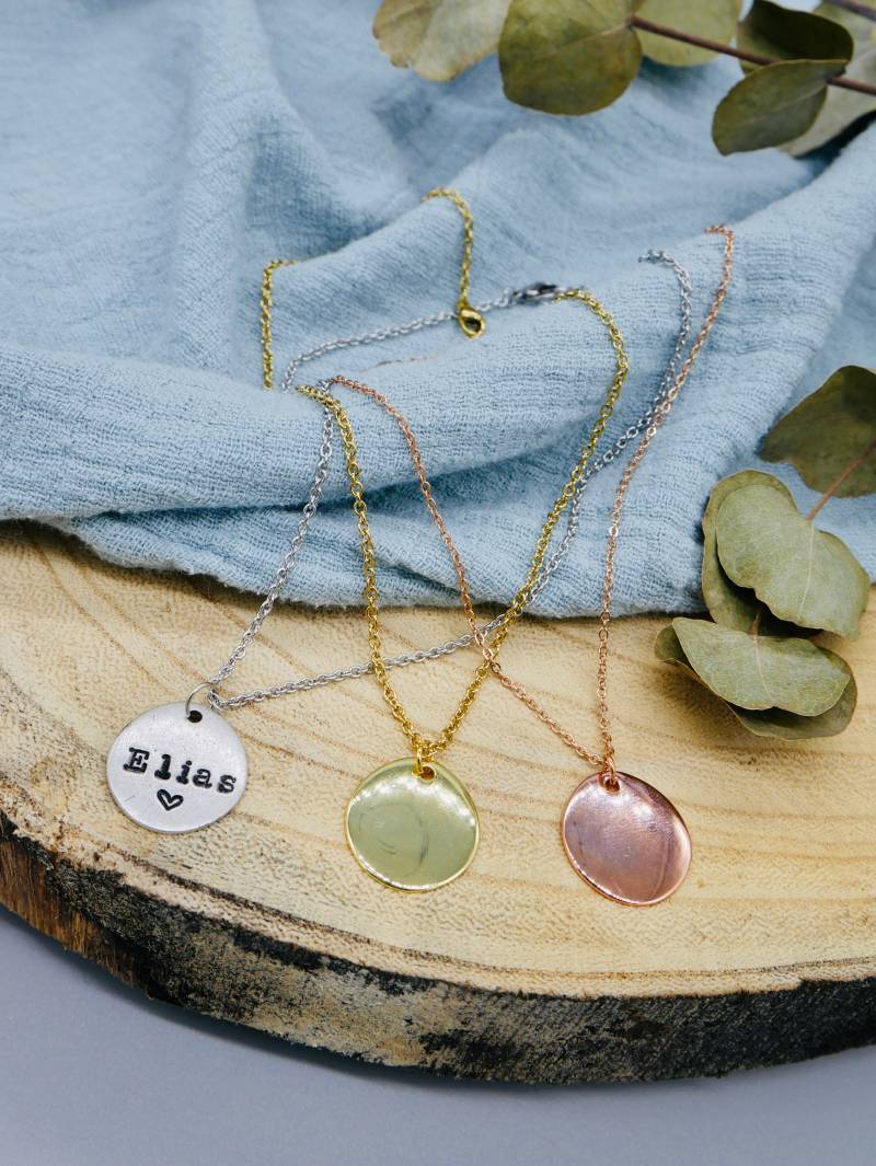 Kette Mit Personalisiertem Anhänger Kette Mit Personalisiertem Anhänger von FlowersAndDinosaurs