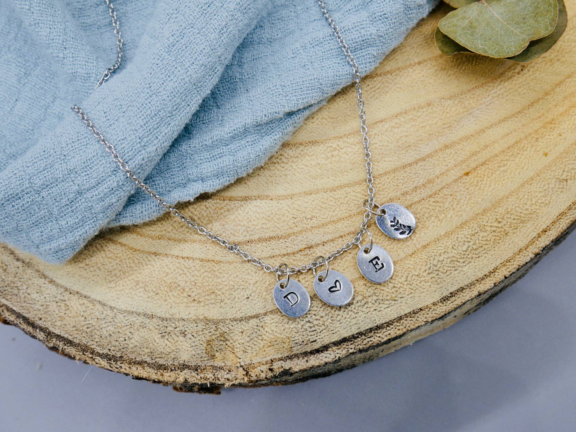 Kette Mit Personalisierten Initialen Anhängern Kette Mit Personalisierten Initialen Anhängern von FlowersAndDinosaurs