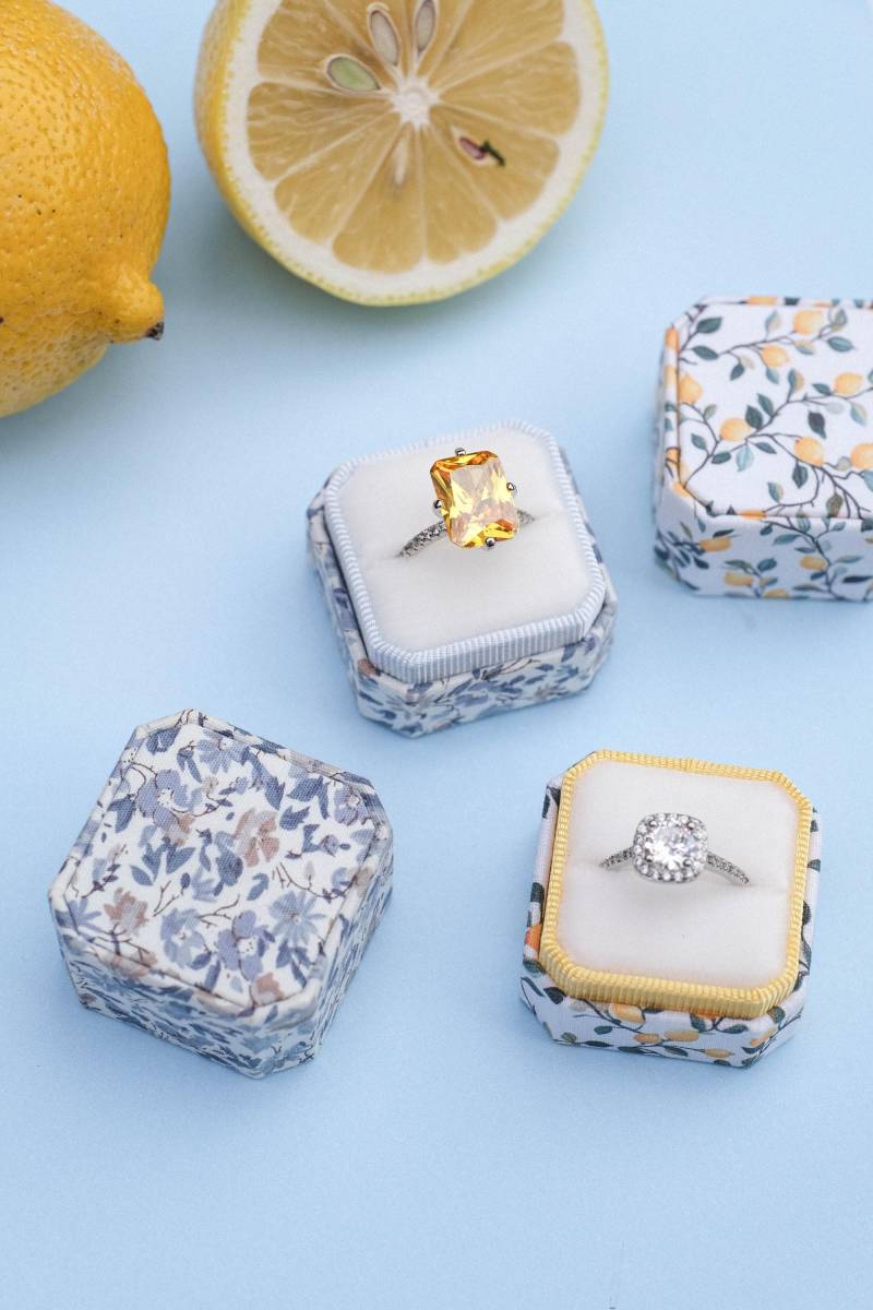 Benutzerdefinierte Blumenring Box Für Hochzeit Verlobung, Personalisierte Ringhalter von FlowersForLola