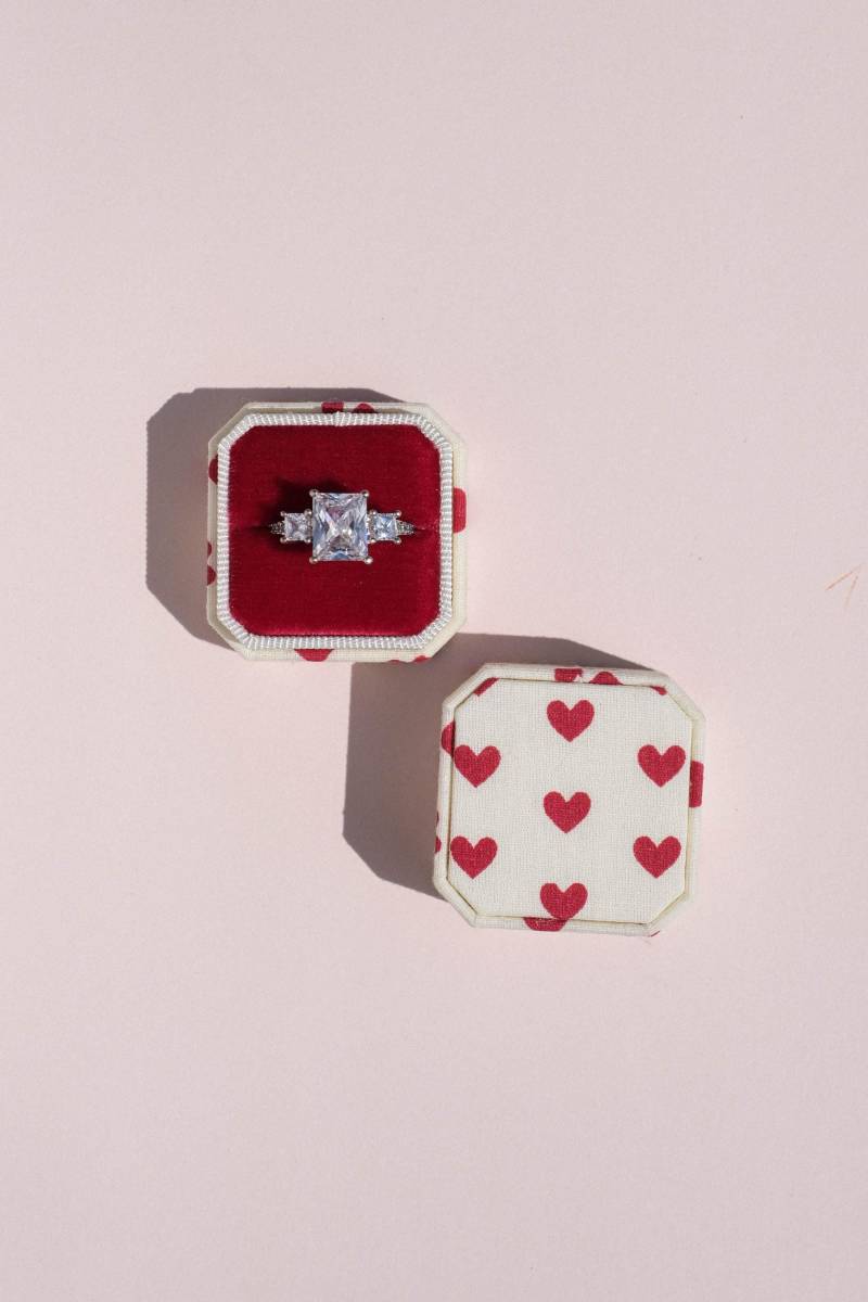 Herz Dunkelrot Ring Box Personalisierter Verlobungsring Halter Mit Zwei Steckplätzen von FlowersForLola