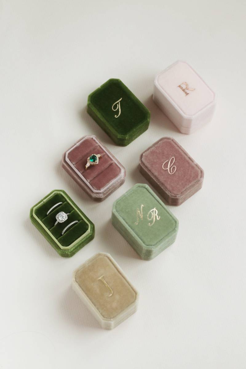 Personalisierte Dreifach-Ringbox, Samt-Ringbox 3 Slot Für Die Trauung, Verlobungsgeschenk Ihre Erbstück-Ringbox von FlowersForLola