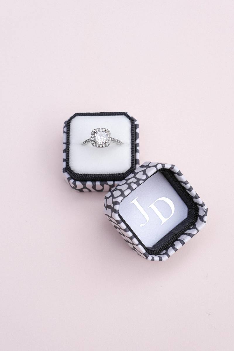 Personalisierte Schwarz-Weiß-Verlobungsring Box, Ringhalter Für Die Trauung von FlowersForLola