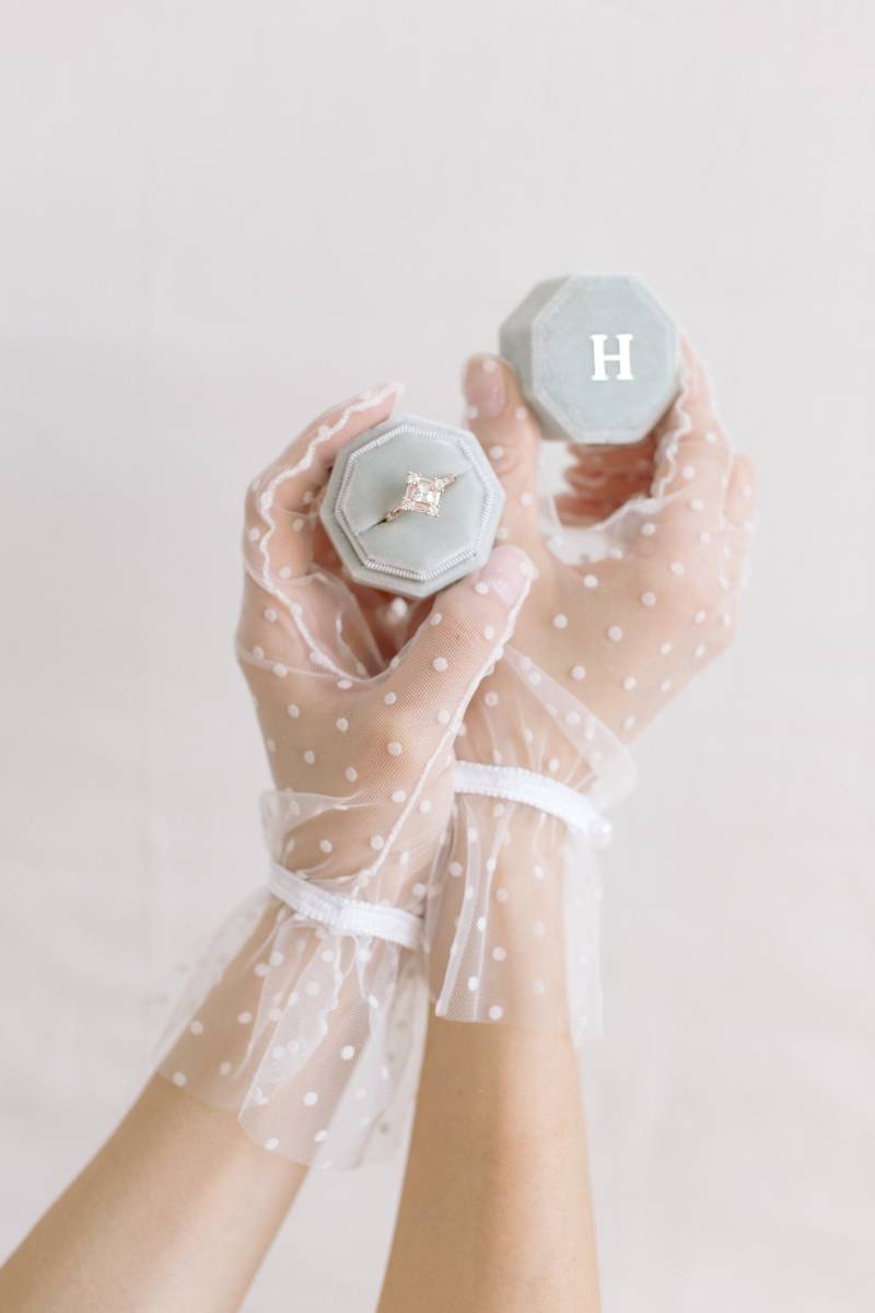 Ringkästchen Aus Samt Grau, Personalisierte Ringbox Zur Verlobung Und Hochzeit, Doppelringdose von FlowersForLola