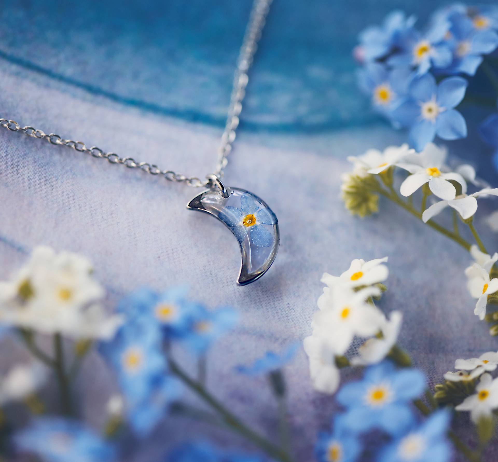 Charm-Anhänger „Vergissmeinnicht" Mit Gepressten Blumen | Zierliche Blaue Echte in Mondhalskette Zeitloses Andenken Für Sie Charm-Anhänger „Vergissmeinnicht" Mit Gepressten Blumen | Zierliche Blaue Echte in Mondhalskette Zeitloses Andenken Für Sie von FlowersJewelery