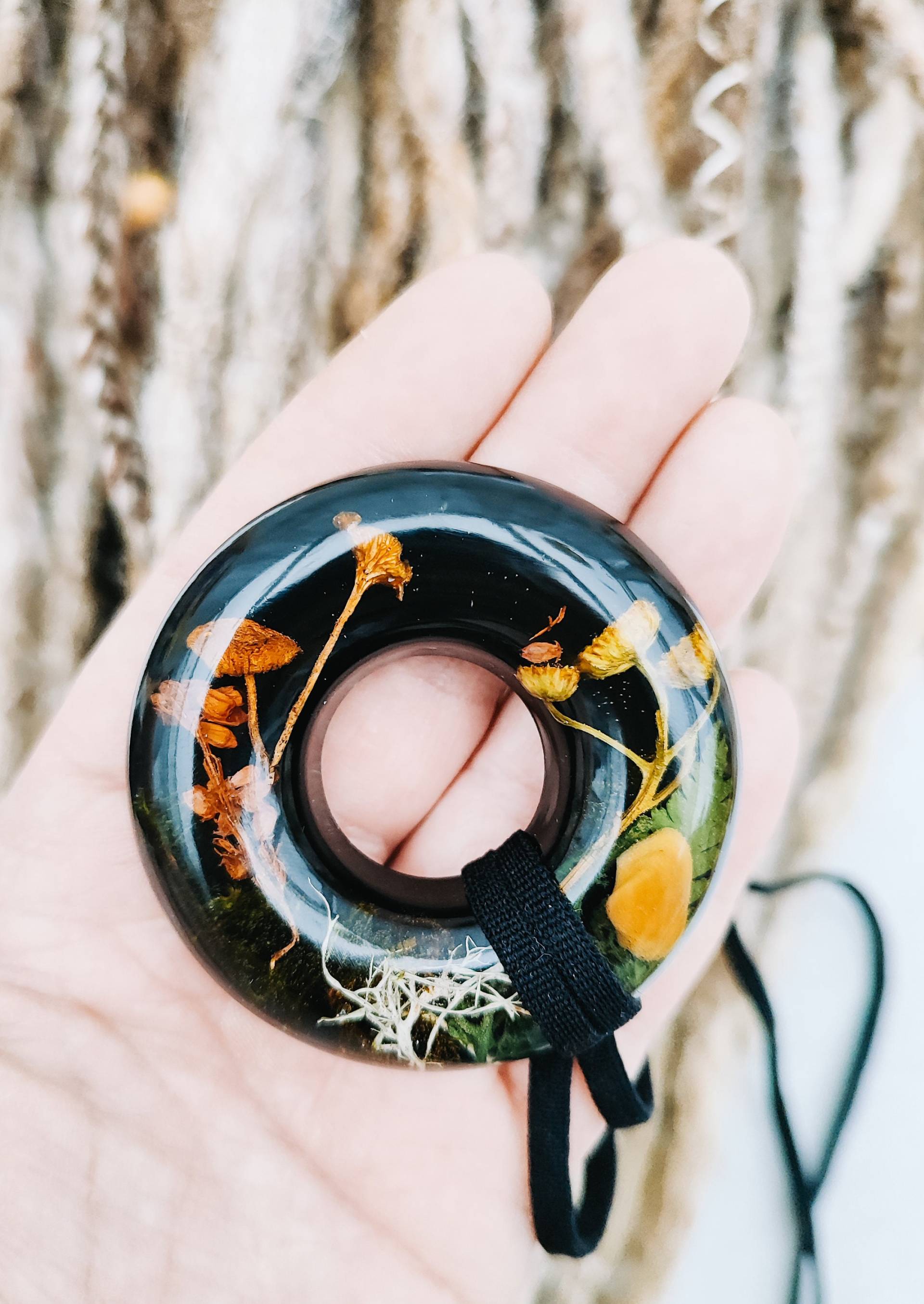 Dreads Dreadlocks Zopf "Schwarz" Echte Pilze Blumen Harz Dreadschmuck Rastalocken Klammer Zubehör Unikat Krawatte Haarband Dreads Dreadlocks Zopf "Schwarz" Echte Pilze Blumen Harz Dreadschmuck Rastalocken Klammer Zubehör Unikat Krawatte Haarband von Flowerswitch