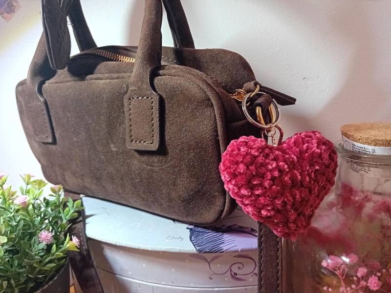 Handgemachter Herz Schlüsselanhänger Aus Chenille - Weicher Plüsch Herzanhänger Für Tasche, Auto Oder Schlüsselbund Handgemachter Herz Schlüsselanhänger Aus Chenille - Weicher Plüsch Herzanhänger Für Tasche, Auto Oder Schlüsselbund von Flowertwincrochet