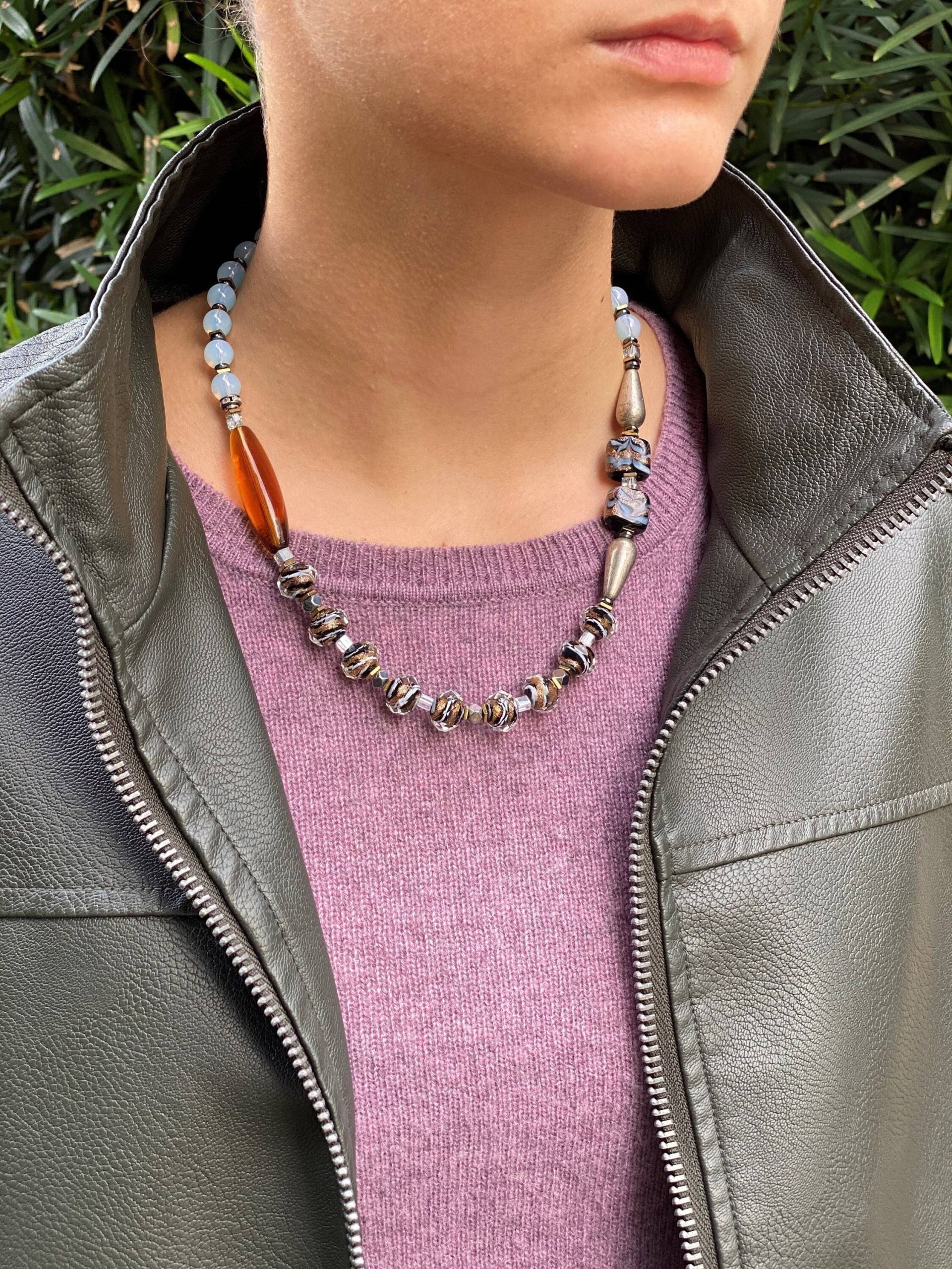 Schlichte Perlenkette Mit Lampwork Akzenten Elegante Halskette Coole Statement Chunky Geschenk Für Sie Geburtstagsgeschenk Schlichte Perlenkette Mit Lampwork Akzenten Elegante Halskette Coole Statement Chunky Geschenk Für Sie Geburtstagsgeschenk von FlowingStoneJewelry