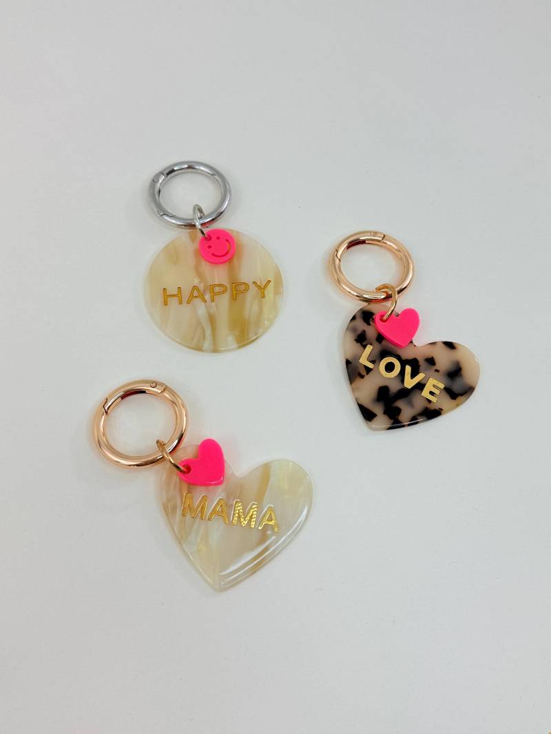 Taschenanhänger - Bag Charm Marmoriert Mit Neon Anhänger "Mama", "Happy", "Love" Acryl Schlüsselanhänger Herz Oder Smiley Taschenanhänger - Bag Charm Marmoriert Mit Neon Anhänger "Mama", "Happy", "Love" Acryl Schlüsselanhänger Herz Oder Smiley von FluegelwerkDigital