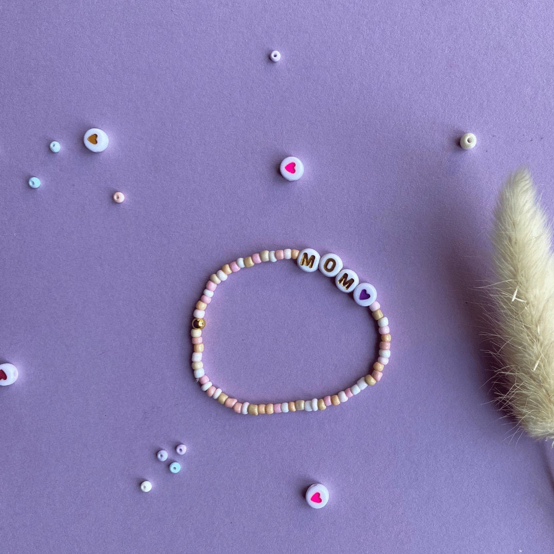 Perlenarmband Für Mamas; Geschenk Mamas, Perlen, Armband Mit Herz, Mom-Armband, Buntes Perlenarmband Für Mamas; Geschenk Mamas, Perlen, Armband Mit Herz, Mom-Armband, Buntes von FlueggeDesign