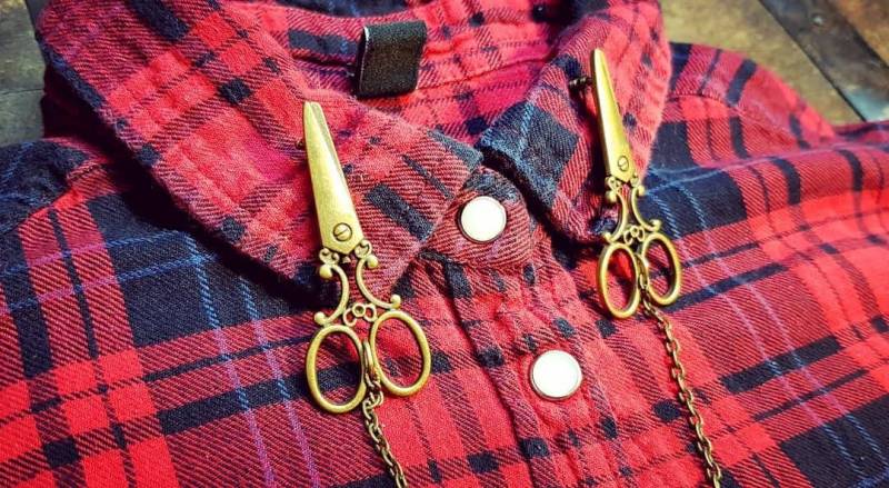 Bronze Scherenkragen Brosche - Schrulliges Shirt Accessoire von FluffyRacoon