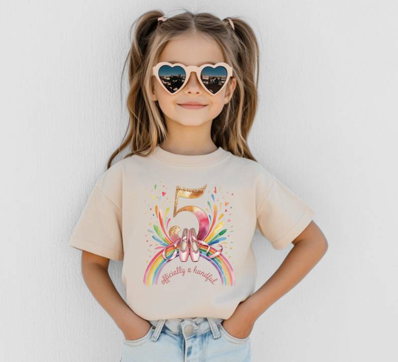 5.geburtstags-Mädchen-Shirt-Glitzer-Zahl-Fünf-Ballett-Hausschuhe-Regenbogen-Kleinkind-T-stück Offiziell Eine Handvoll Tanz-Party-Outfit-Geschenkidee von FluffytailApparel
