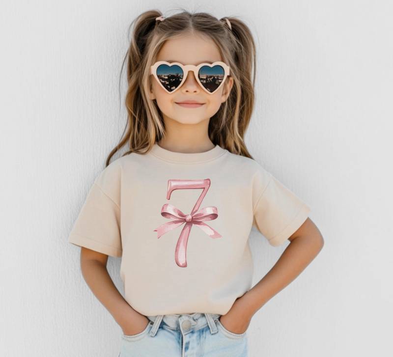 Kleinkind Mädchen Geburtstag Shirt Kokette Bogen Siebten Outfit Ich Bin Bereits 7 Geschenk Für Aquarell 7. T-Shirt von FluffytailApparel