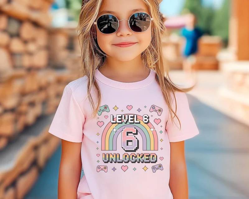 Level 6 Entsperrt Gamer Girl Shirt Geburtstag T-Shirt Für Kinder Pastell Regenbogen Geschenk Zum 6.geburtstag Süßes Gaming Mädchen Videospiel Outfit von FluffytailApparel