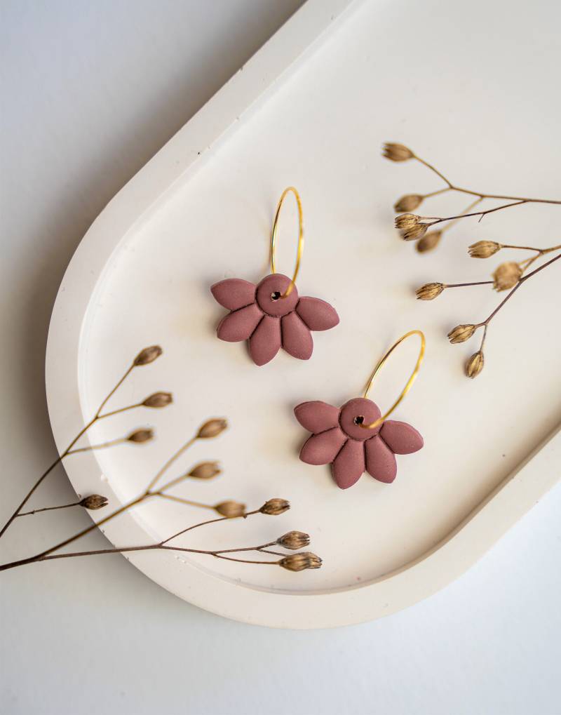 Blumen Kreolen | Polymer Clay Hängeohrringe Handgemacht Federleicht Flower Power Ohrringe Fächerkreolen Hochzeitsgast Schmuck von FlunkerKlunker