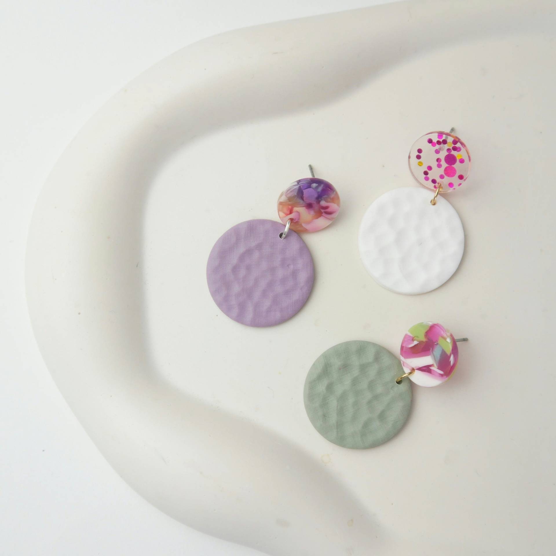 Mixed Media Clay Ohrringe Mit Bunten Acryl-Steckern | Moderne Statementohrhänger Federleichte Hängeohrringe Sommer Accessoires Selma von FlunkerKlunker