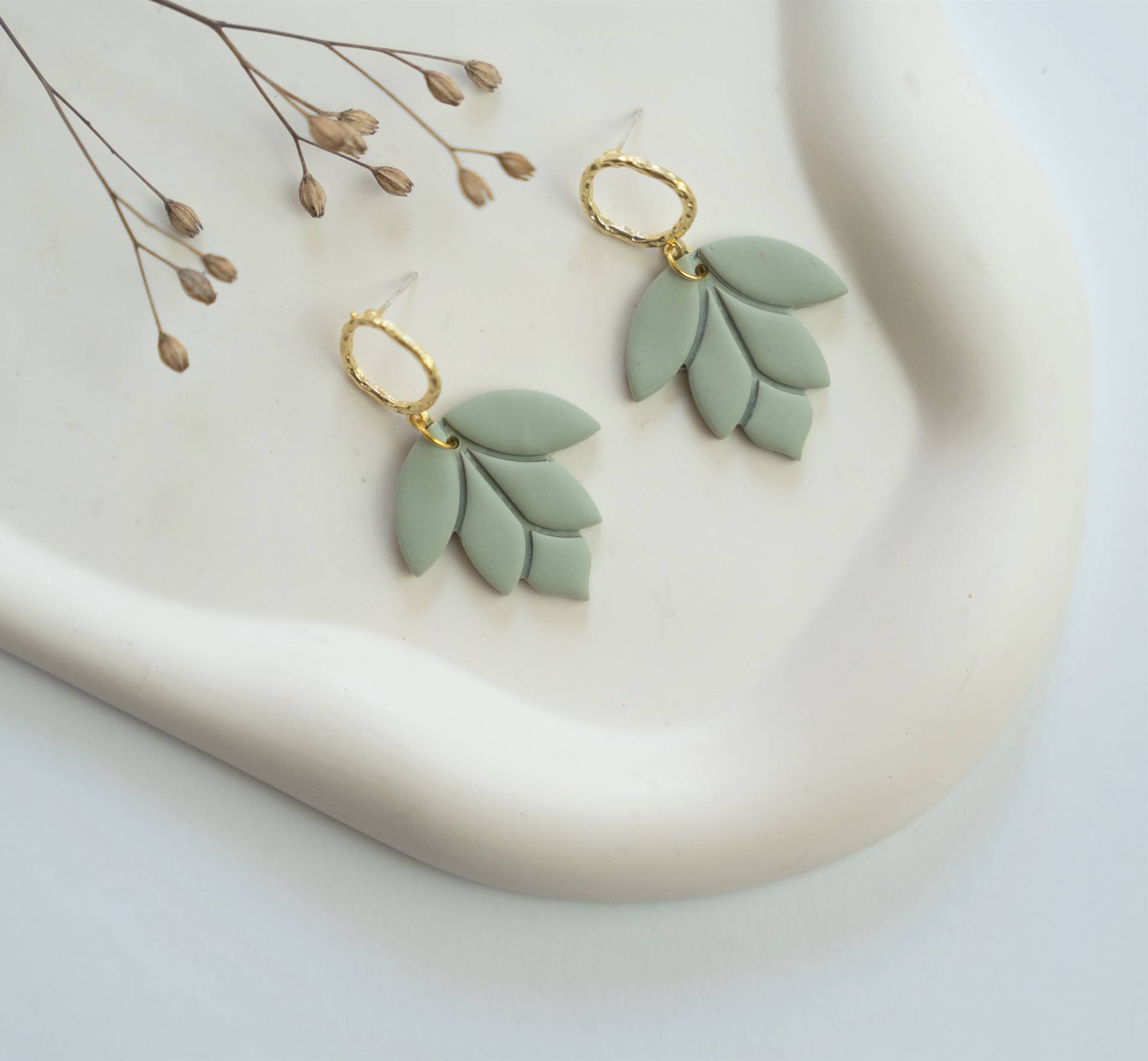 Ohrringe in Blattform Aus Polymer Clay Mit Besonderem Stecker | Statement Hängeohrringe Handgemacht Sommer-Schmuck Special Namida Ohrringe in Blattform Aus Polymer Clay Mit Besonderem Stecker | Statement Hängeohrringe Handgemacht Sommer-Schmuck Special Namida von FlunkerKlunker