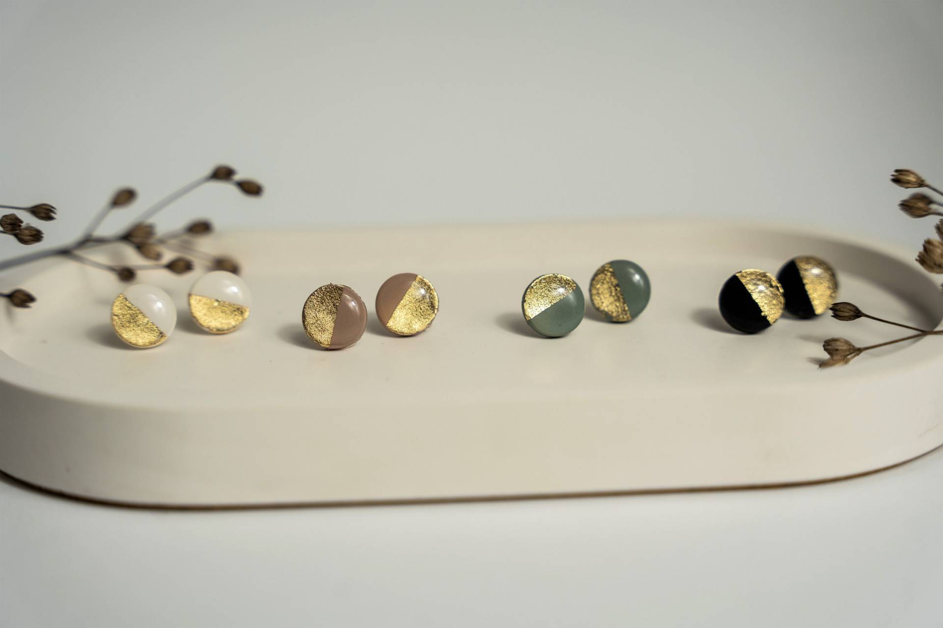 Polymer Clay Stecker Mit Gold-Details | Hälfte Gold Edle Ohrstecker Handgemacht Kleines Geschenk Freundin Sommerlich Leicht| Yamunar von FlunkerKlunker