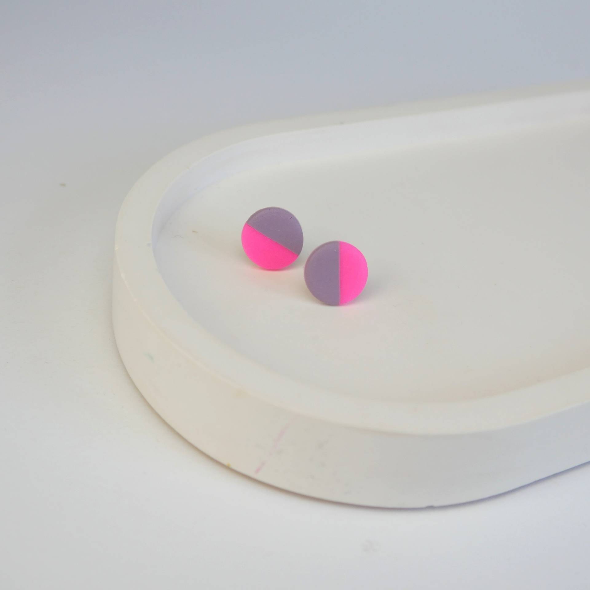 Polymer Clay Stecker Mit Neon Details | Hälfte Pink Coole Ohrstecker Handgemacht Kleines Geschenk Bunte Sommervibe Elea von FlunkerKlunker