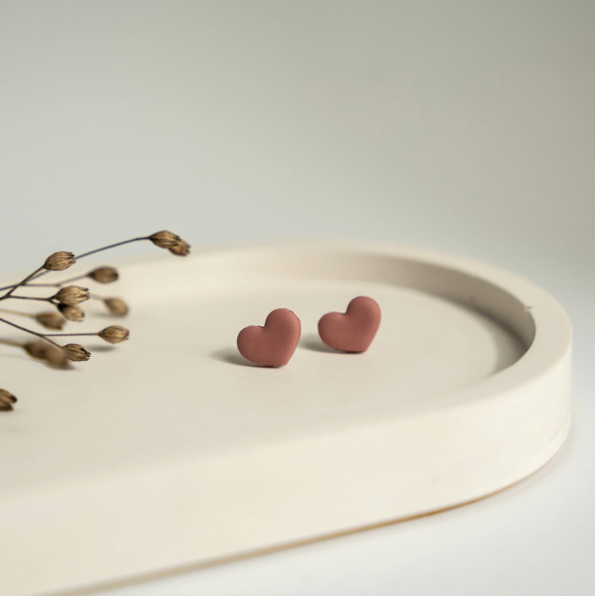 Polymer Clay Stecker in Herzform | Herzohrringe Süße Ohrstecker Rosa Handgemacht Allergikerfreundlich Geschenk Für Mama Herzlich von FlunkerKlunker