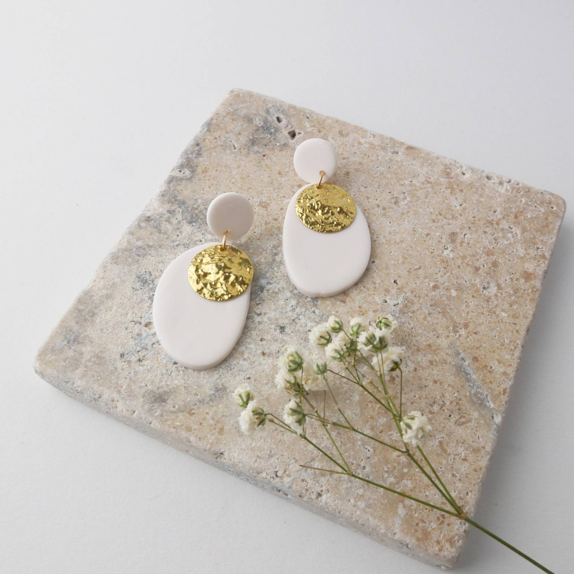 Schicke Ohrringe Mit Edlem Goldanhänger | Federleichte Polymer Clay Besondere Ohrhänger Hochzeit Sommerurlaub Schmuck Emilia von FlunkerKlunker