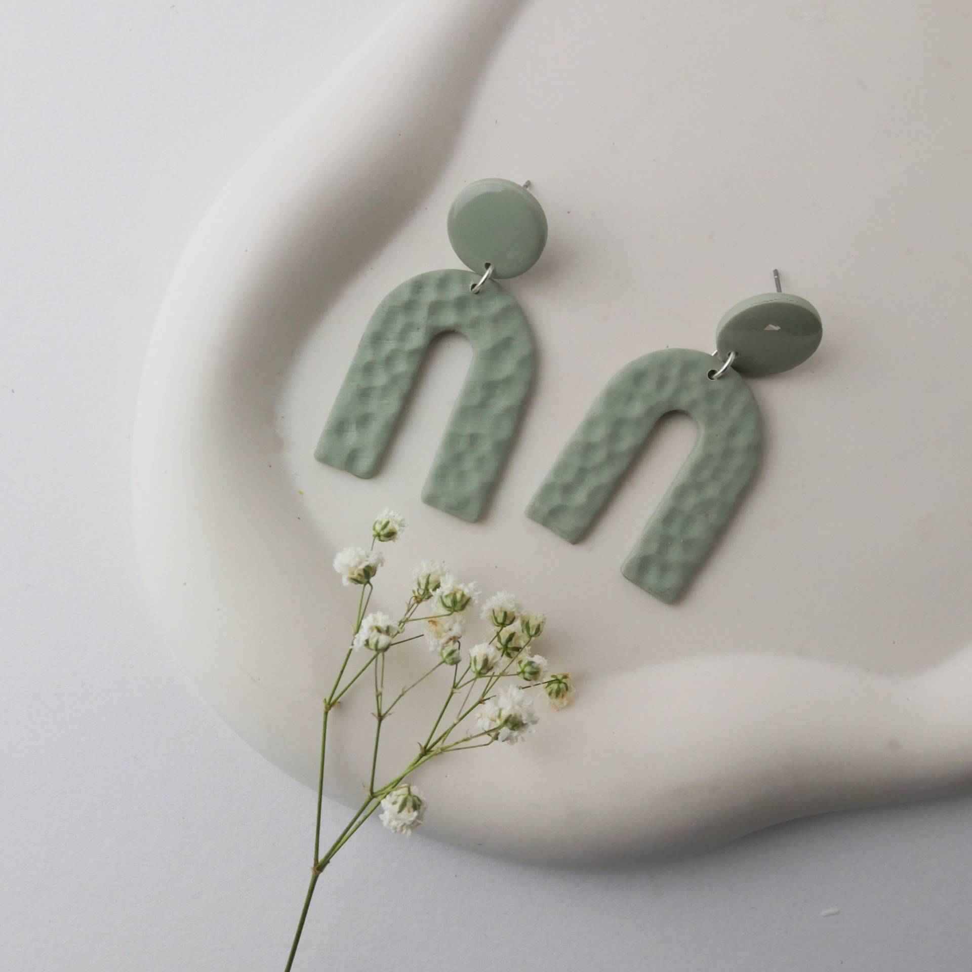 statement Hängeohrringe in Bogenform Aus Polymer Clay | Handgemachte Ohrringe Hängend Ohrhänger Modern & Federleicht Sommer Lola von FlunkerKlunker