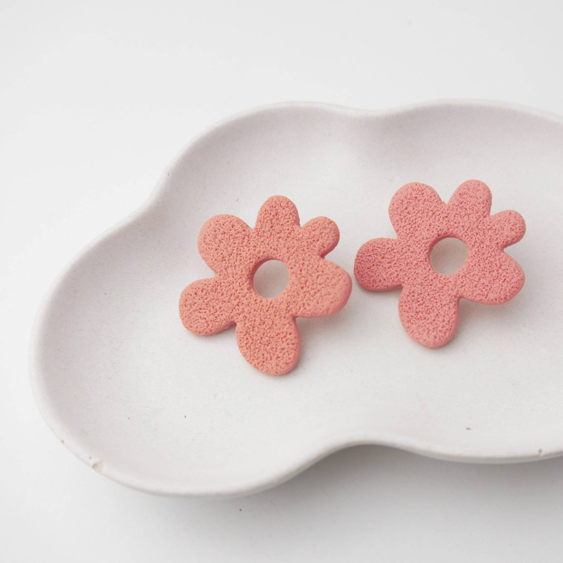 statement Ohrstecker Aus Polymer Clay | Abstrakte Blumenform Bunt Und Modern Handgemacht Geschenk Für Blumenkinder Zara von FlunkerKlunker