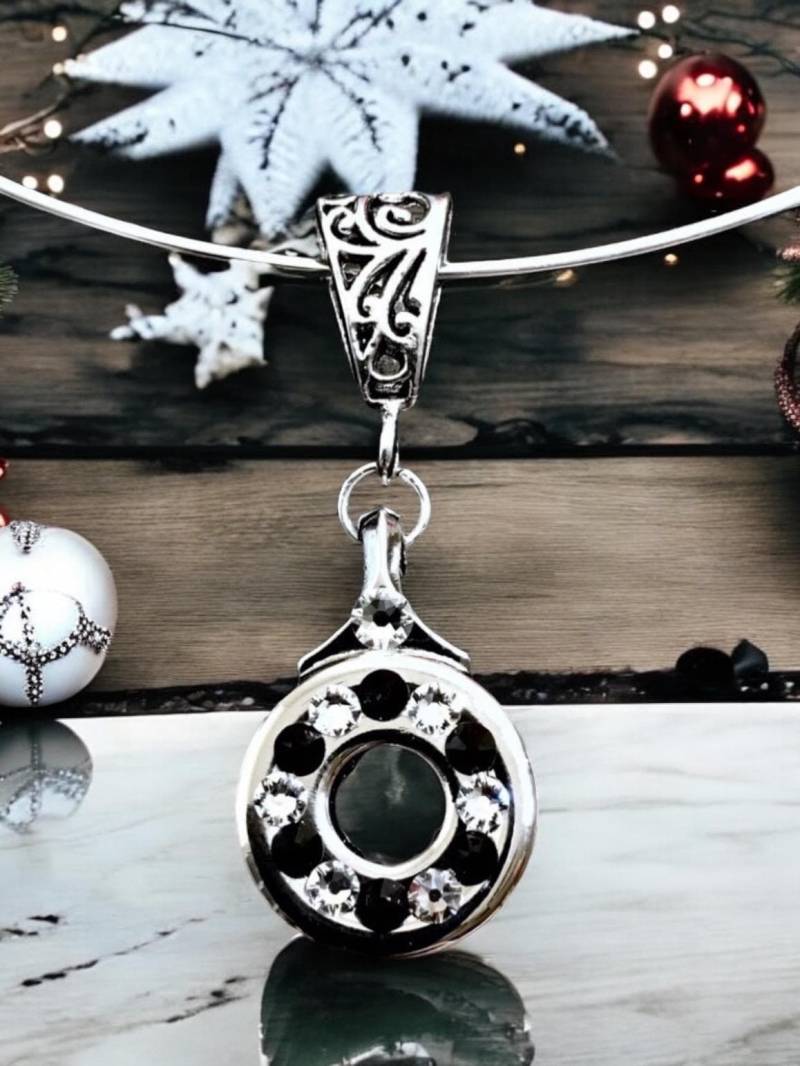 Flöte Schlüssel Halskette Mit Schwarzen Und Klaren Swarovski Kristallen, Die An Einem Dekorativen Drahtanhänger Hängen von FluteFinery