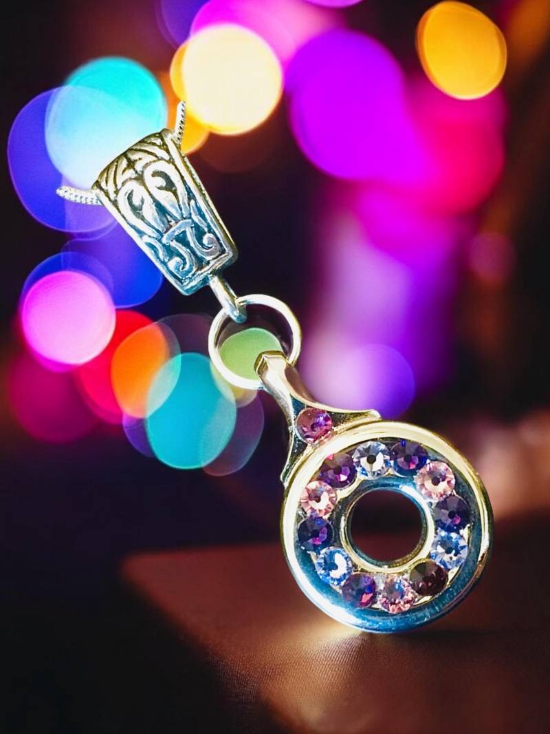 Querflöte Schlüssel - Versilberter Mit Purple Mix Swarovski Kristallen, Versilberter Schlangenkette Und Dekorativer Anhängerschlaufe Querflöte Schlüssel - Versilberter Mit Purple Mix Swarovski Kristallen, Versilberter Schlangenkette Und Dekorativer Anhängerschlaufe von FluteFinery