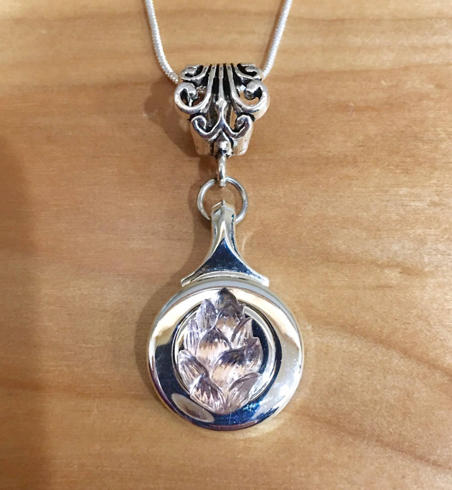 Seltener Amethyst-Farbener Antiker Kunst-Glasschliff in Form Von Tannenzapfen An Flötenschlüssel Mit Schlangenkette Seltener Amethyst-Farbener Antiker Kunst-Glasschliff in Form Von Tannenzapfen An Flötenschlüssel Mit Schlangenkette von FluteFinery