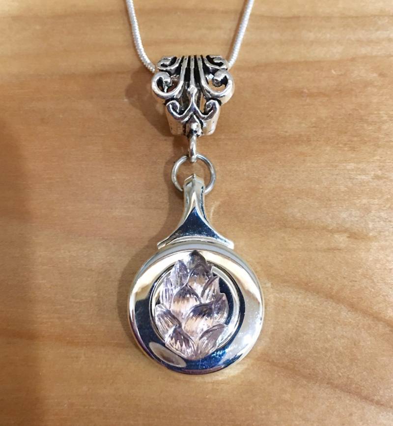 Seltener Amethyst-Farbener Antiker Kunst-Glasschliff in Form Von Tannenzapfen An Flötenschlüssel Mit Schlangenkette von FluteFinery