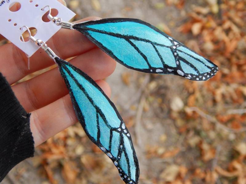 Blauer Schmetterling Flügel, Bemalte Feder Ohrringe Blauer Schmetterling Flügel, Bemalte Feder Ohrringe von Flutterbyefeathers