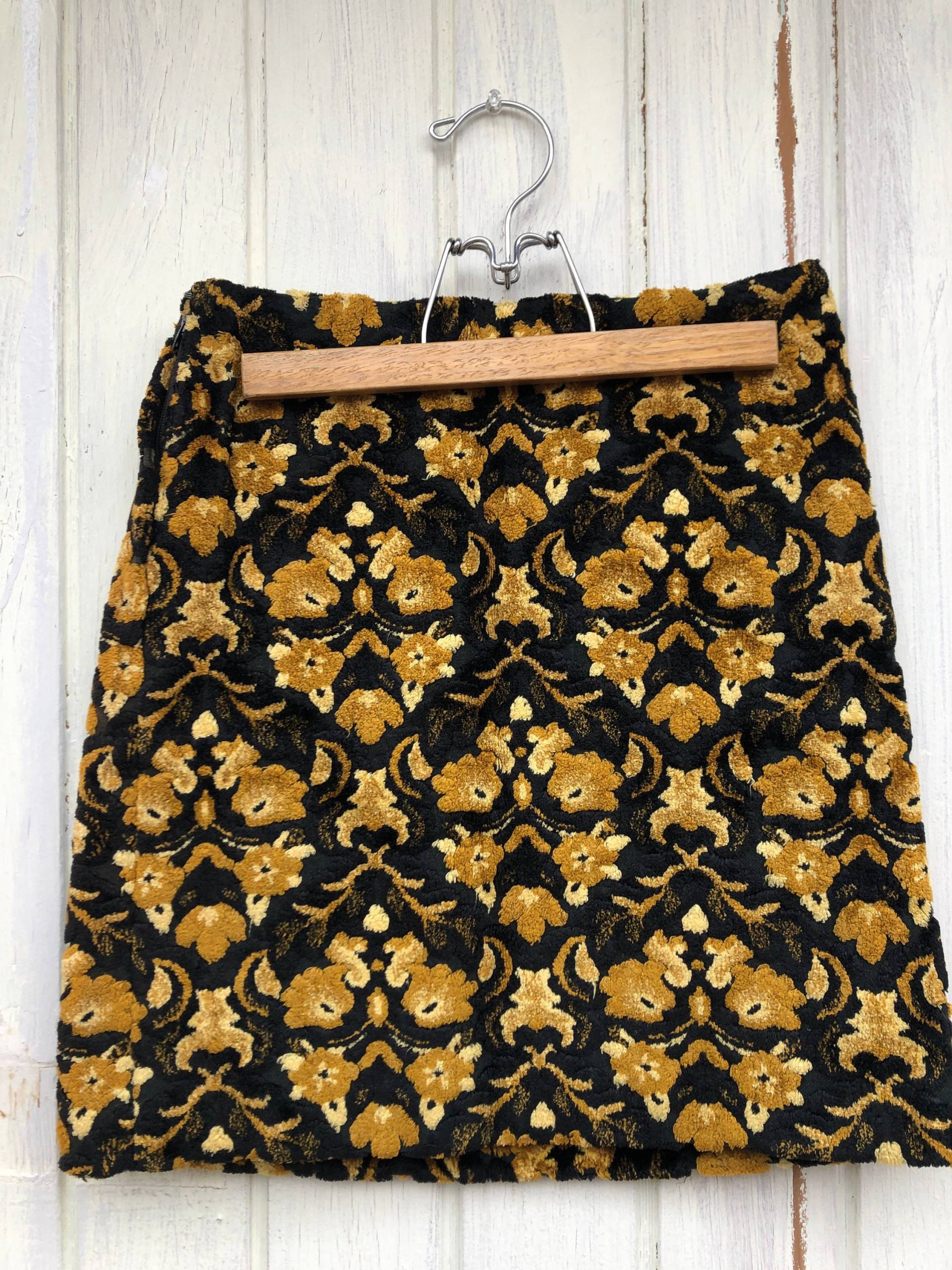 Vintage/1960Er 1970Er Jahre Chenille Wandteppich Minirock Floral Patten Gold & Schwarz Größe Xs-S von FluxSoda